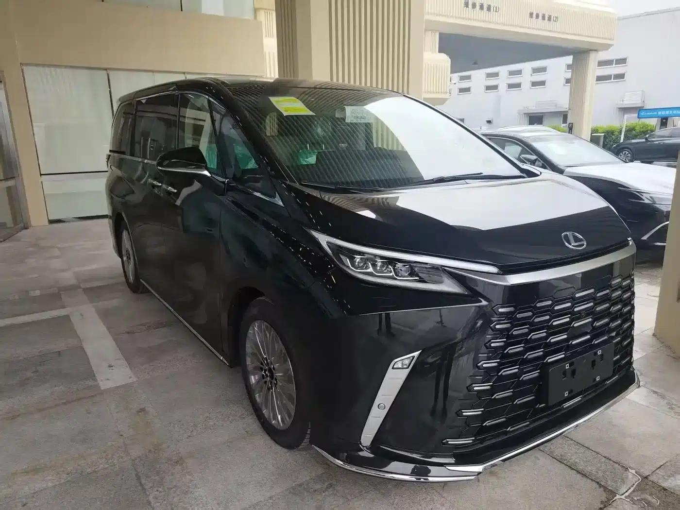 Lexus LM 500h 2025 Four-Seat Executive Edition — миниатюра 1