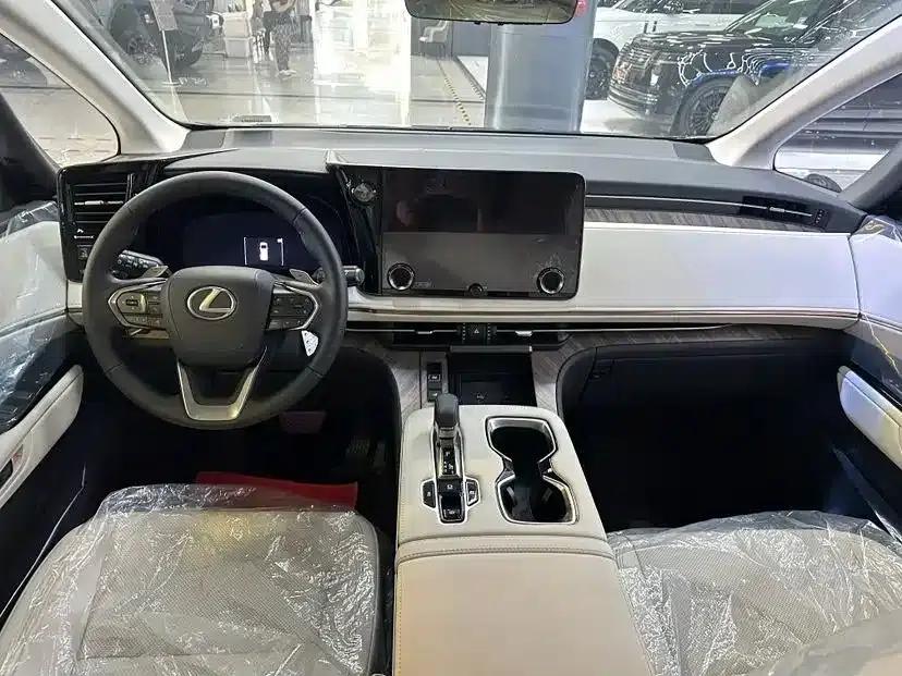 Lexus LM 500h 2025 Four-Seat Executive Edition — миниатюра 2