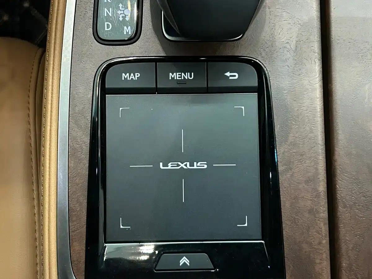 Lexus LS 2021 500h Premium Edition — миниатюра 24