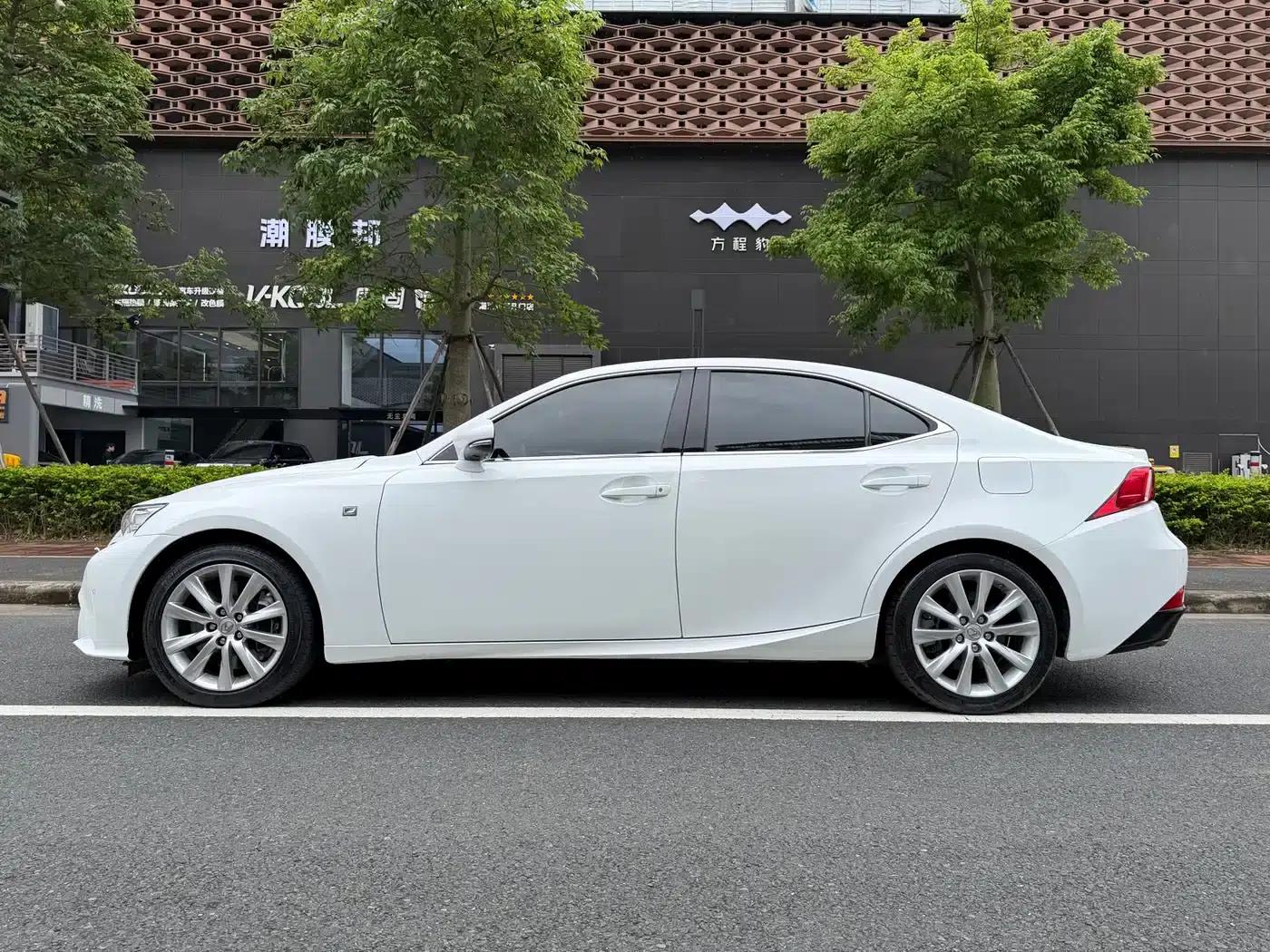 Lexus IS 2015 200t F SPORT — миниатюра 8