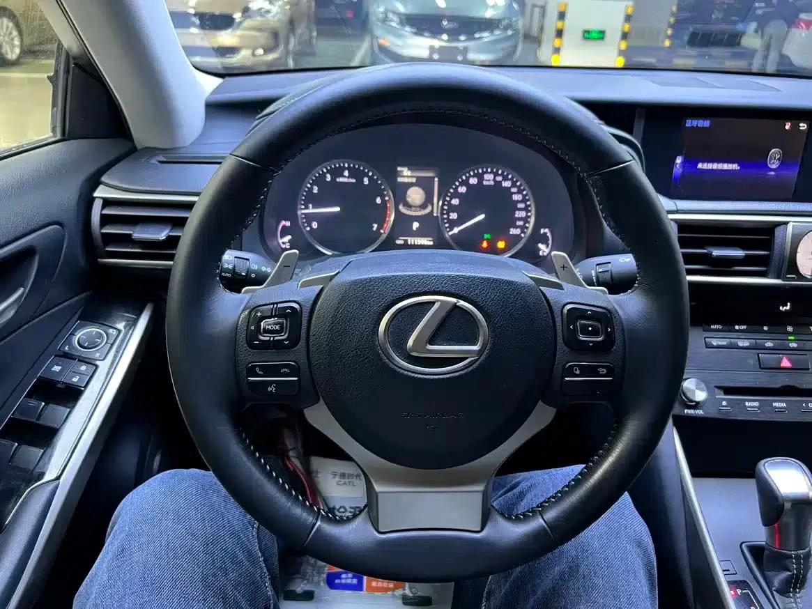 Lexus IS 2017 300 Leading Edition — миниатюра 5
