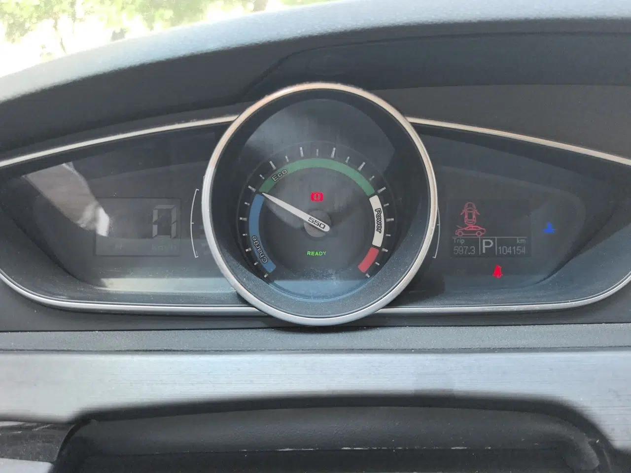 Roewe e550 2016 Deluxe Edition — миниатюра 12