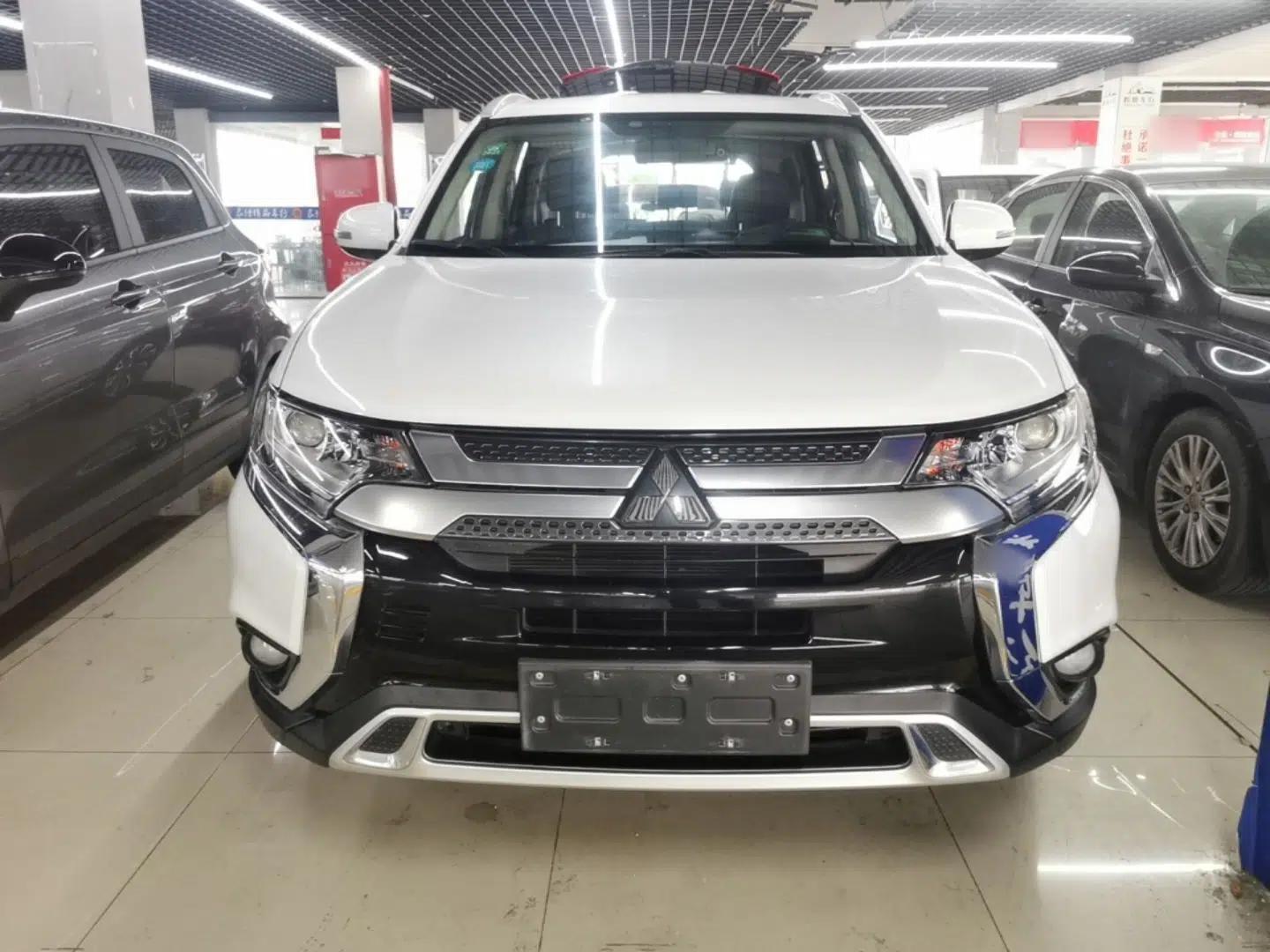 Mitsubishi Outlander 2019 2.0L Two-Wheel Drive Comfort Edition 5 Seats China V Standard — миниатюра 2