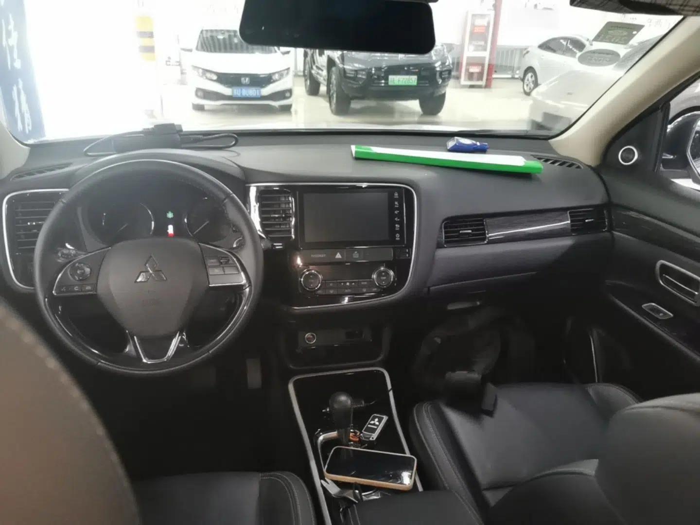 Mitsubishi Outlander 2019 2.0L Two-Wheel Drive Comfort Edition 5 Seats China V Standard — миниатюра 13
