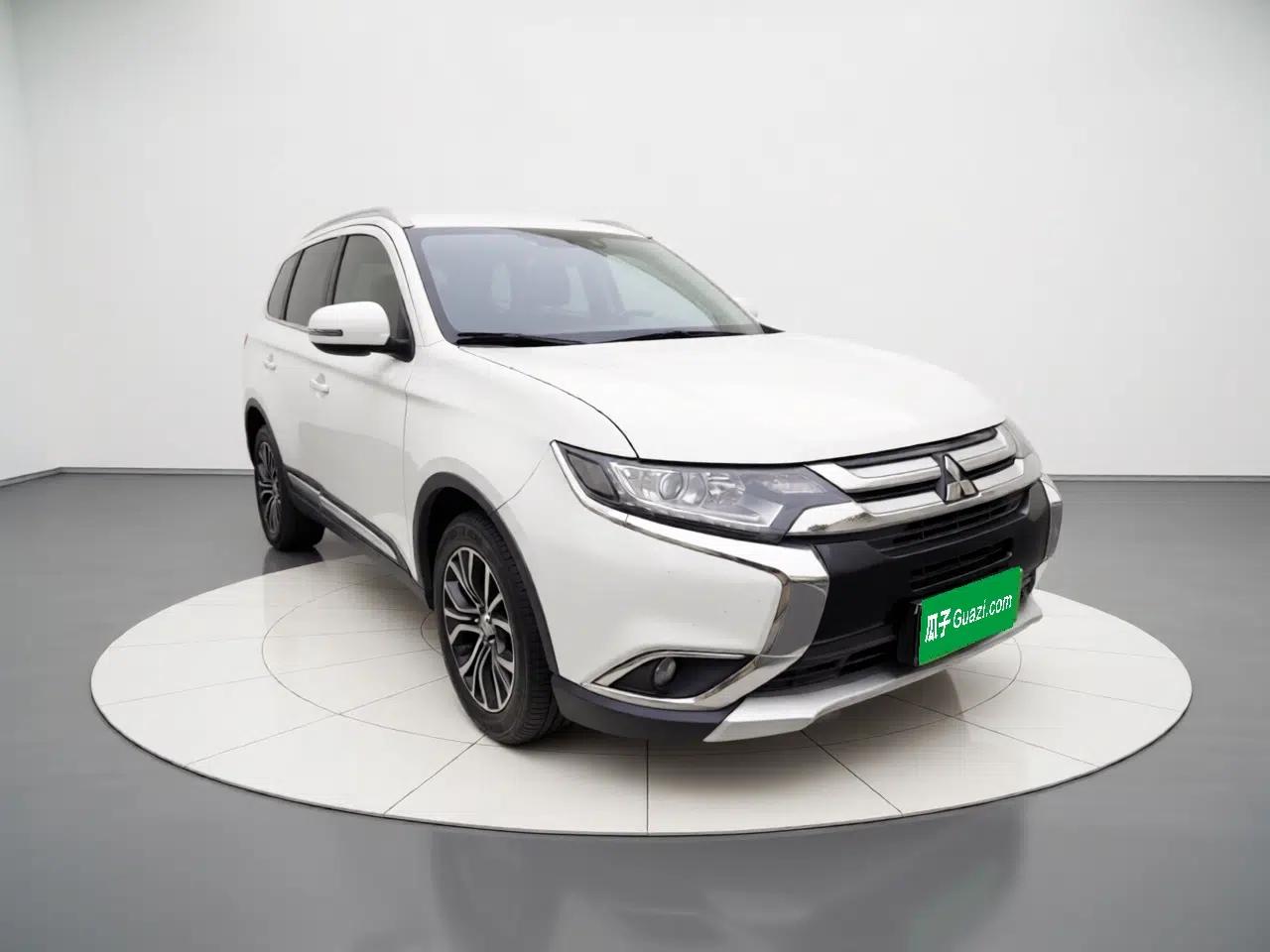 Mitsubishi Outlander 2018 2.0L Two-Wheel Drive Glory Edition 5 Seats — миниатюра 3