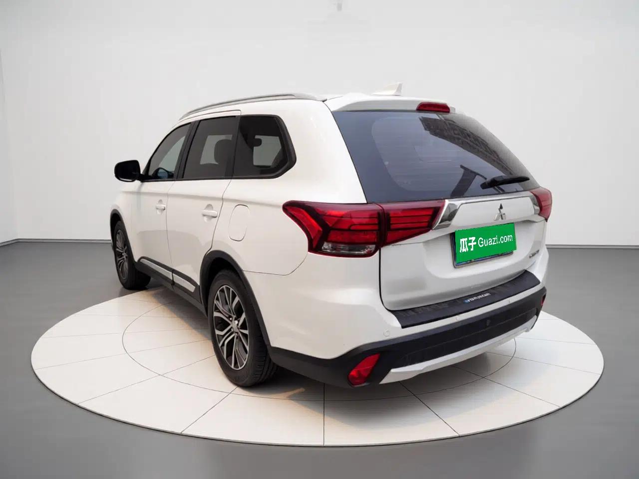 Mitsubishi Outlander 2018 2.0L Two-Wheel Drive Glory Edition 5 Seats — миниатюра 4