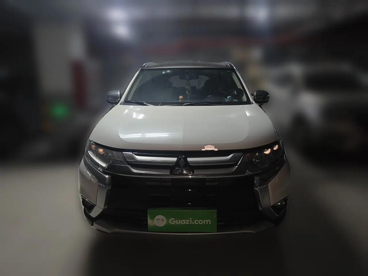 Mitsubishi Outlander 2016 2.4L 4x4 Elite Edition 5 Seats — миниатюра 2