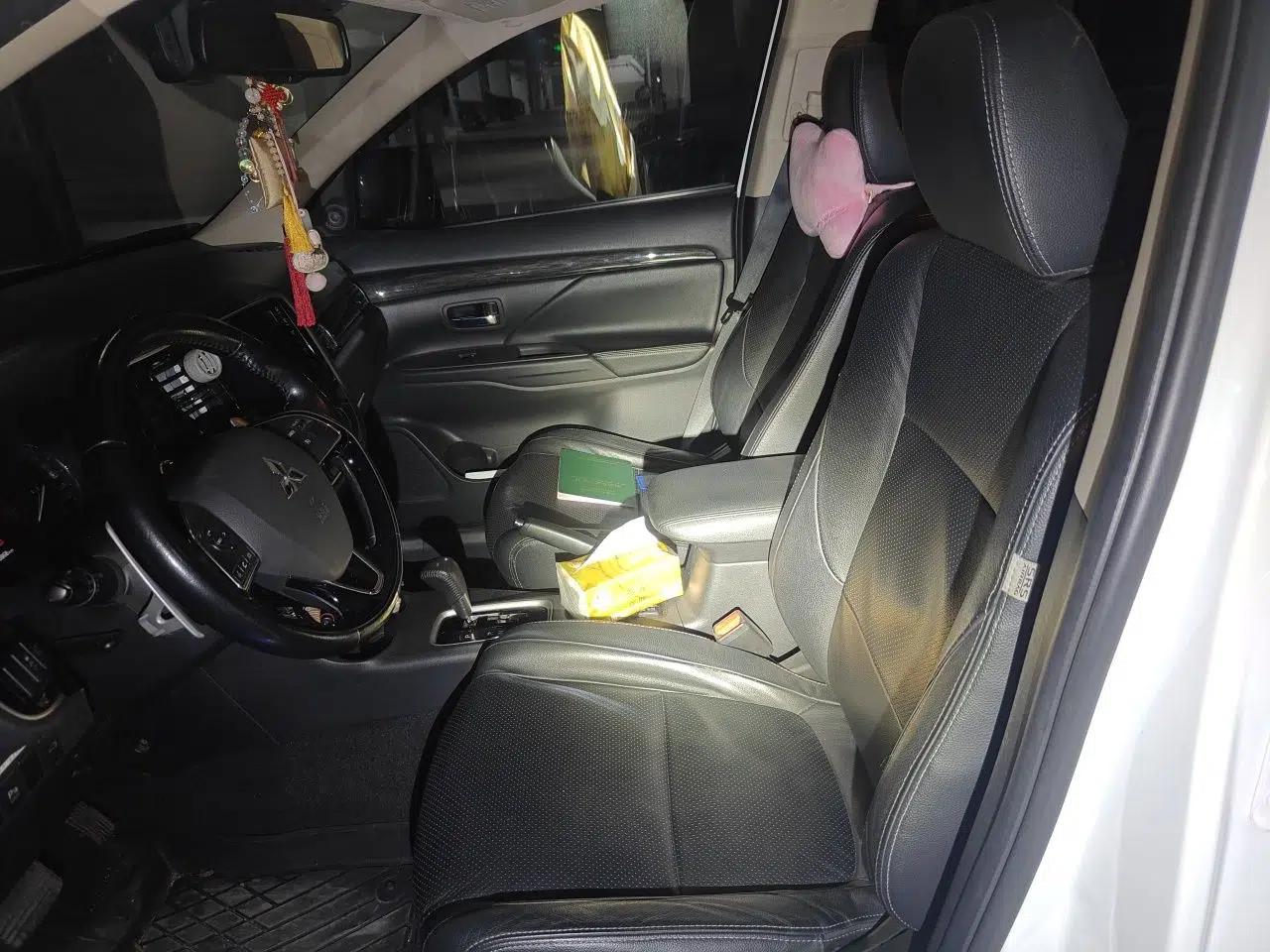 Mitsubishi Outlander 2016 2.4L 4x4 Elite Edition 5 Seats — миниатюра 16
