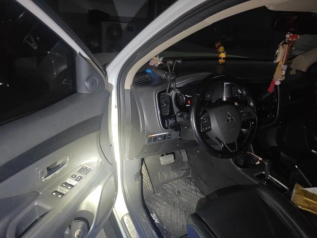 Mitsubishi Outlander 2016 2.4L 4x4 Elite Edition 5 Seats — миниатюра 17