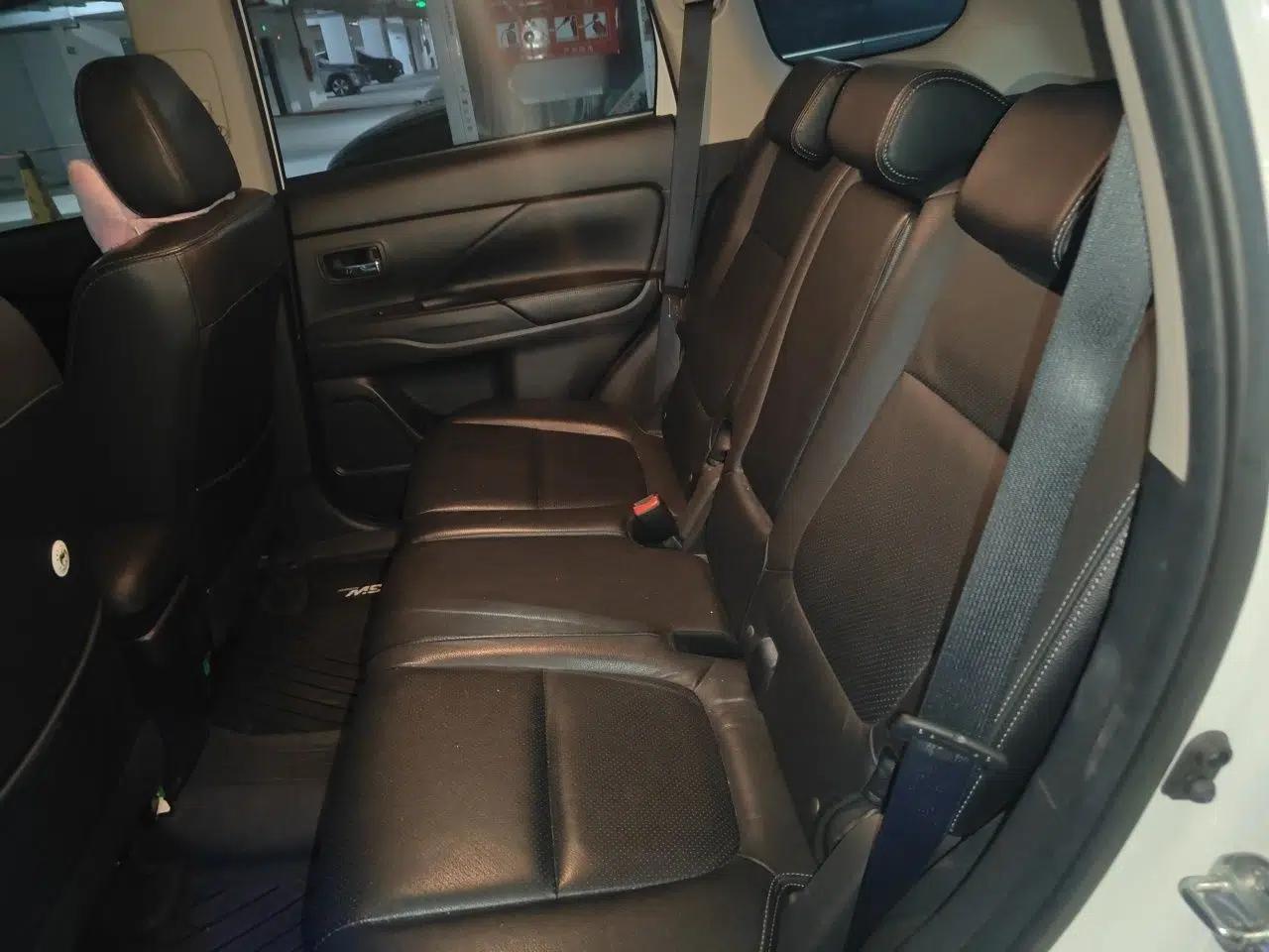 Mitsubishi Outlander 2016 2.4L 4x4 Elite Edition 5 Seats — миниатюра 18