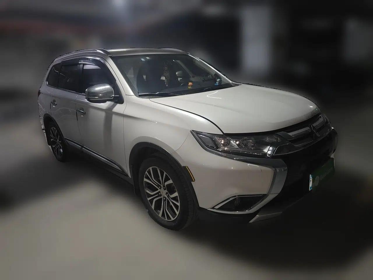 Mitsubishi Outlander 2016 2.4L 4x4 Elite Edition 5 Seats — миниатюра 3