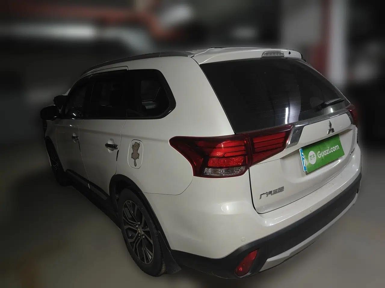 Mitsubishi Outlander 2016 2.4L 4x4 Elite Edition 5 Seats — миниатюра 4