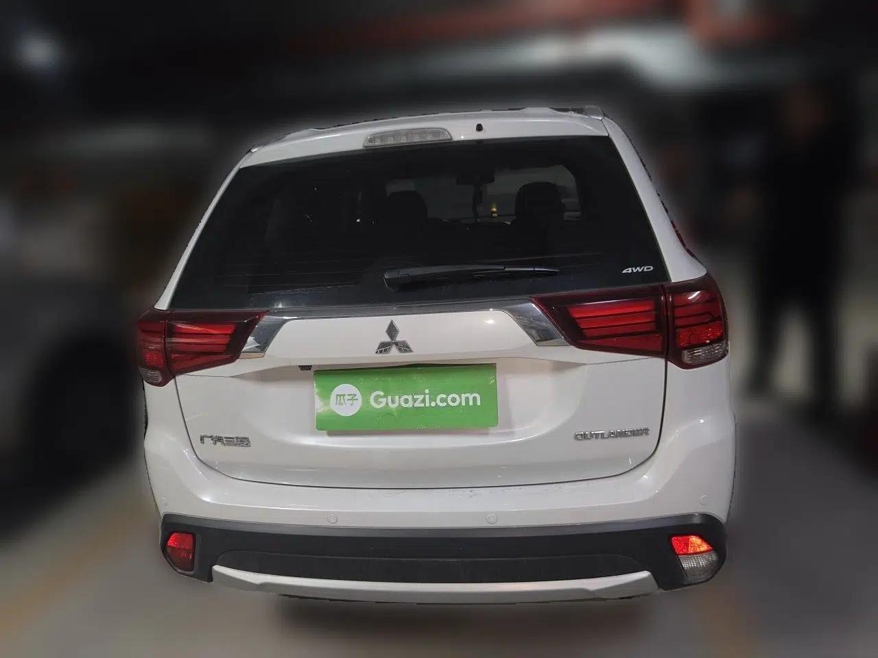 Mitsubishi Outlander 2016 2.4L 4x4 Elite Edition 5 Seats — миниатюра 5