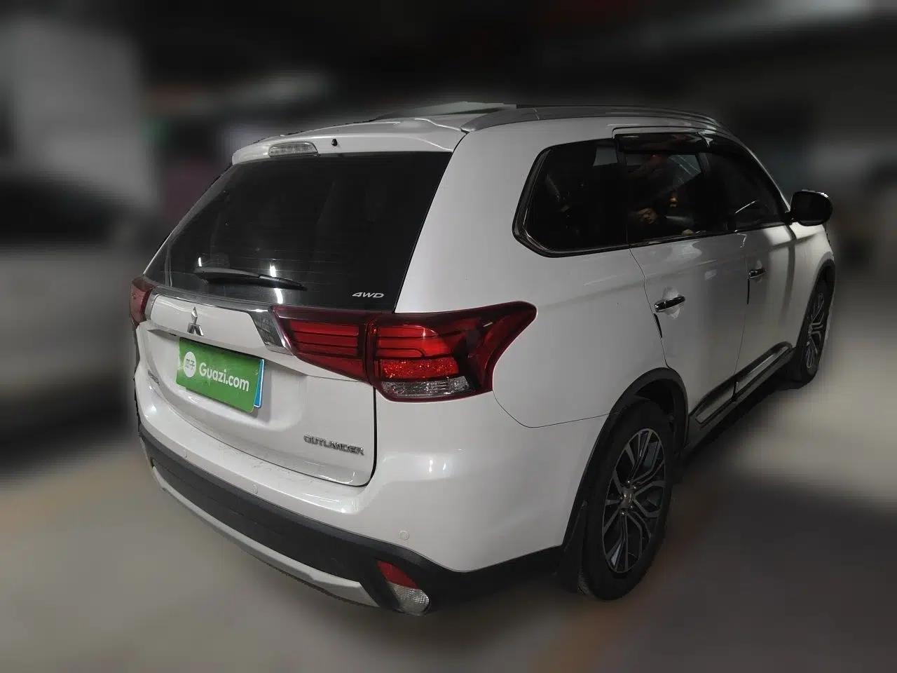 Mitsubishi Outlander 2016 2.4L 4x4 Elite Edition 5 Seats — миниатюра 6