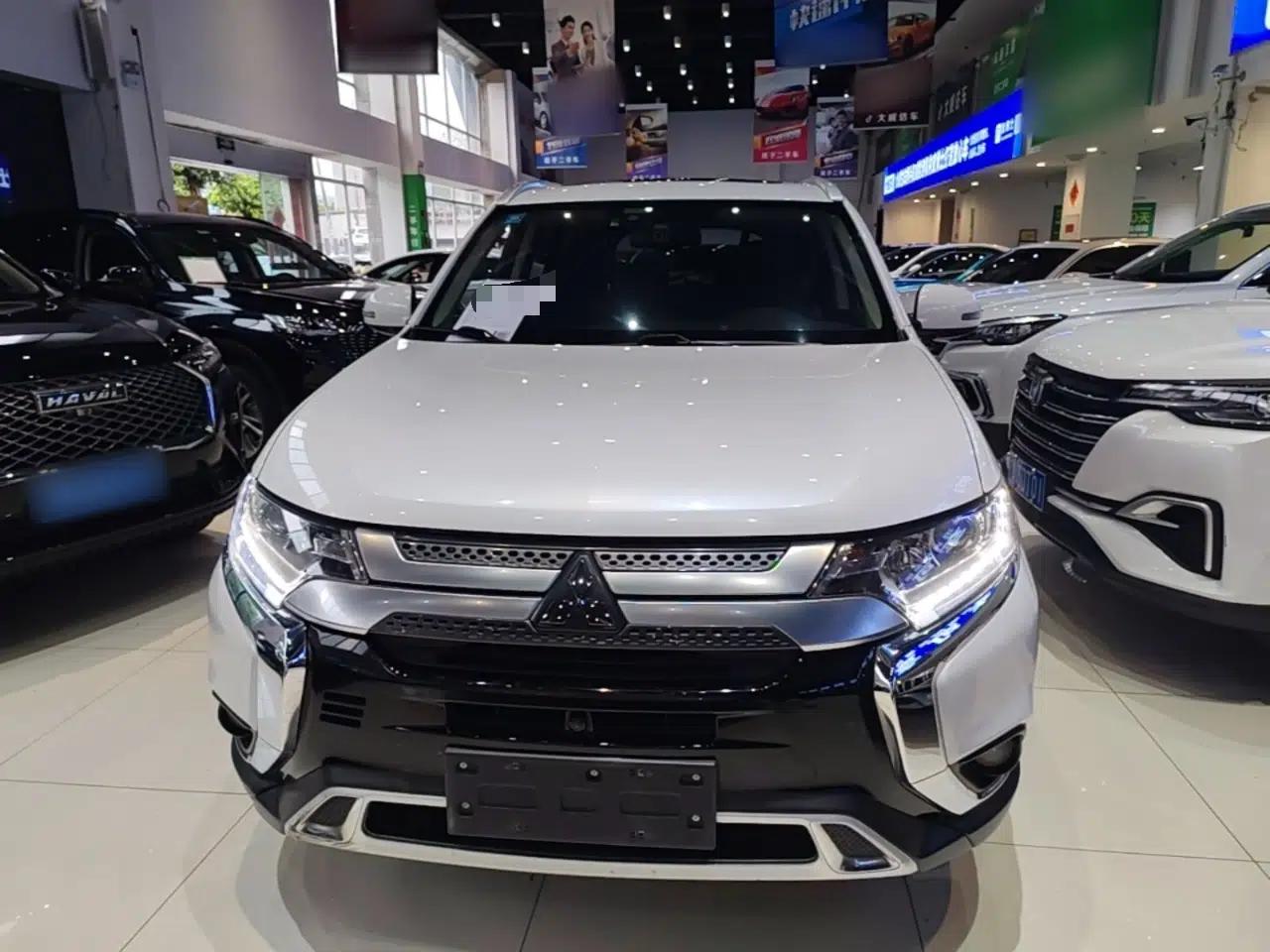 Mitsubishi Outlander 2020 2.0L Two-Wheel Drive Comfort Edition 7-Seater — миниатюра 2
