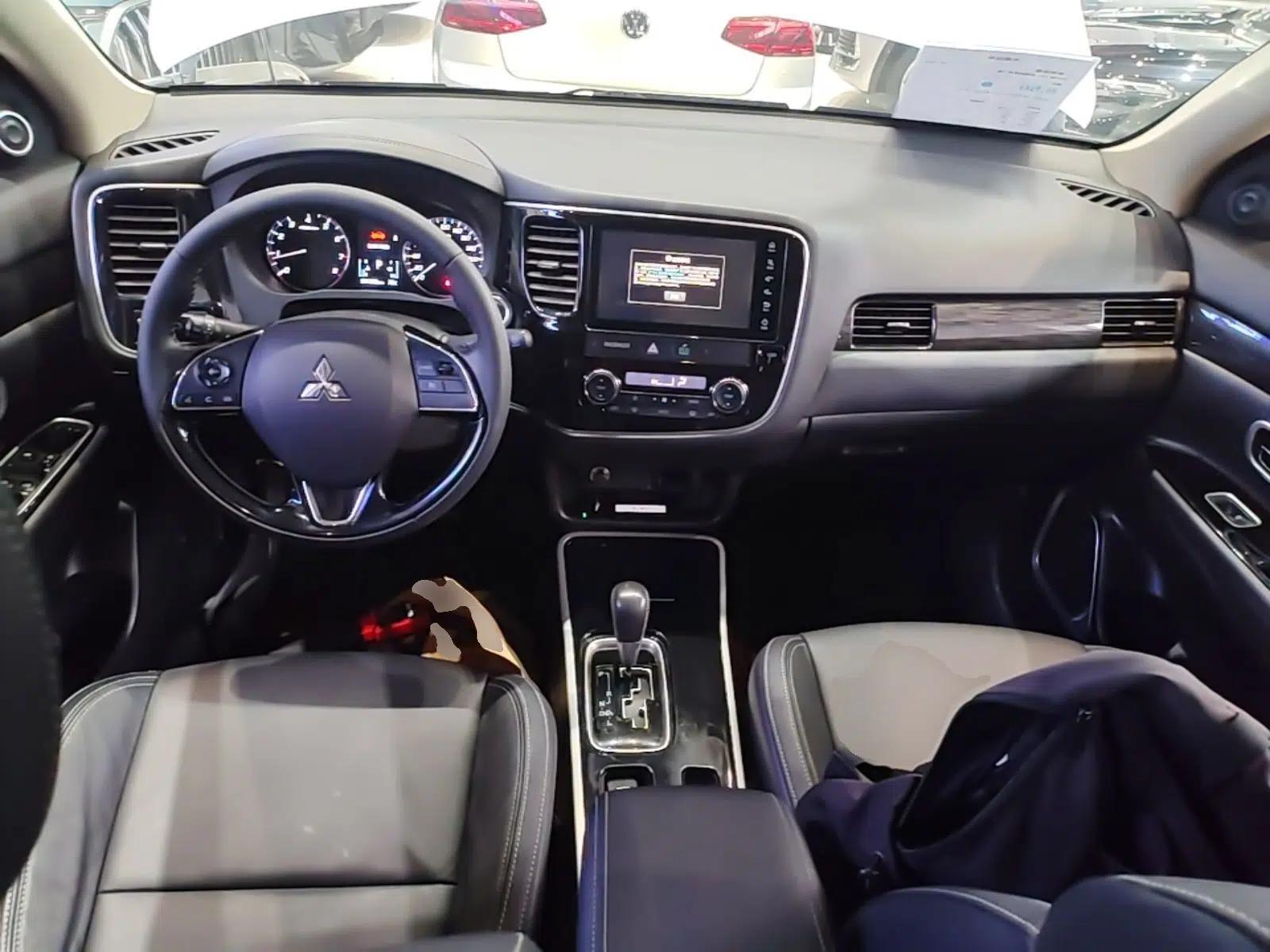 Mitsubishi Outlander 2020 2.0L Two-Wheel Drive Comfort Edition 7-Seater — миниатюра 13