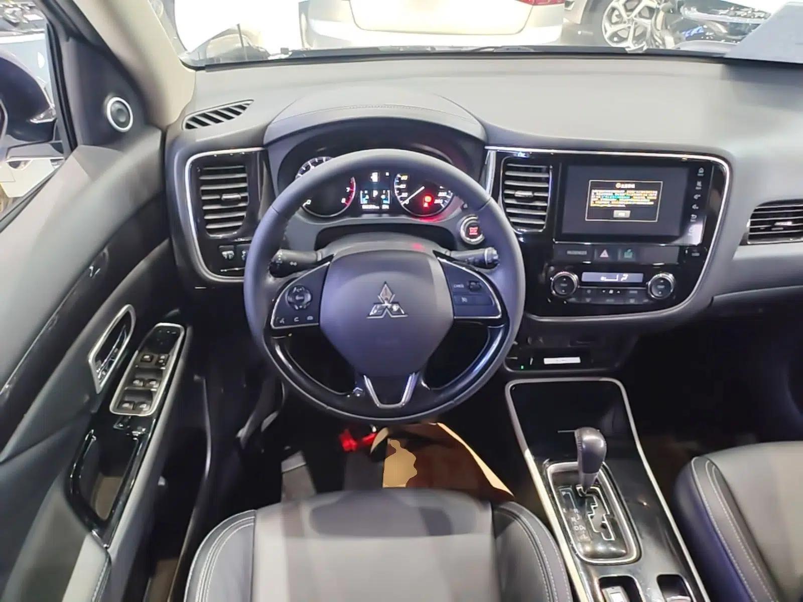 Mitsubishi Outlander 2020 2.0L Two-Wheel Drive Comfort Edition 7-Seater — миниатюра 14