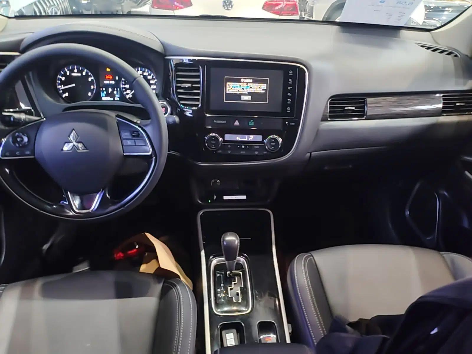 Mitsubishi Outlander 2020 2.0L Two-Wheel Drive Comfort Edition 7-Seater — миниатюра 16