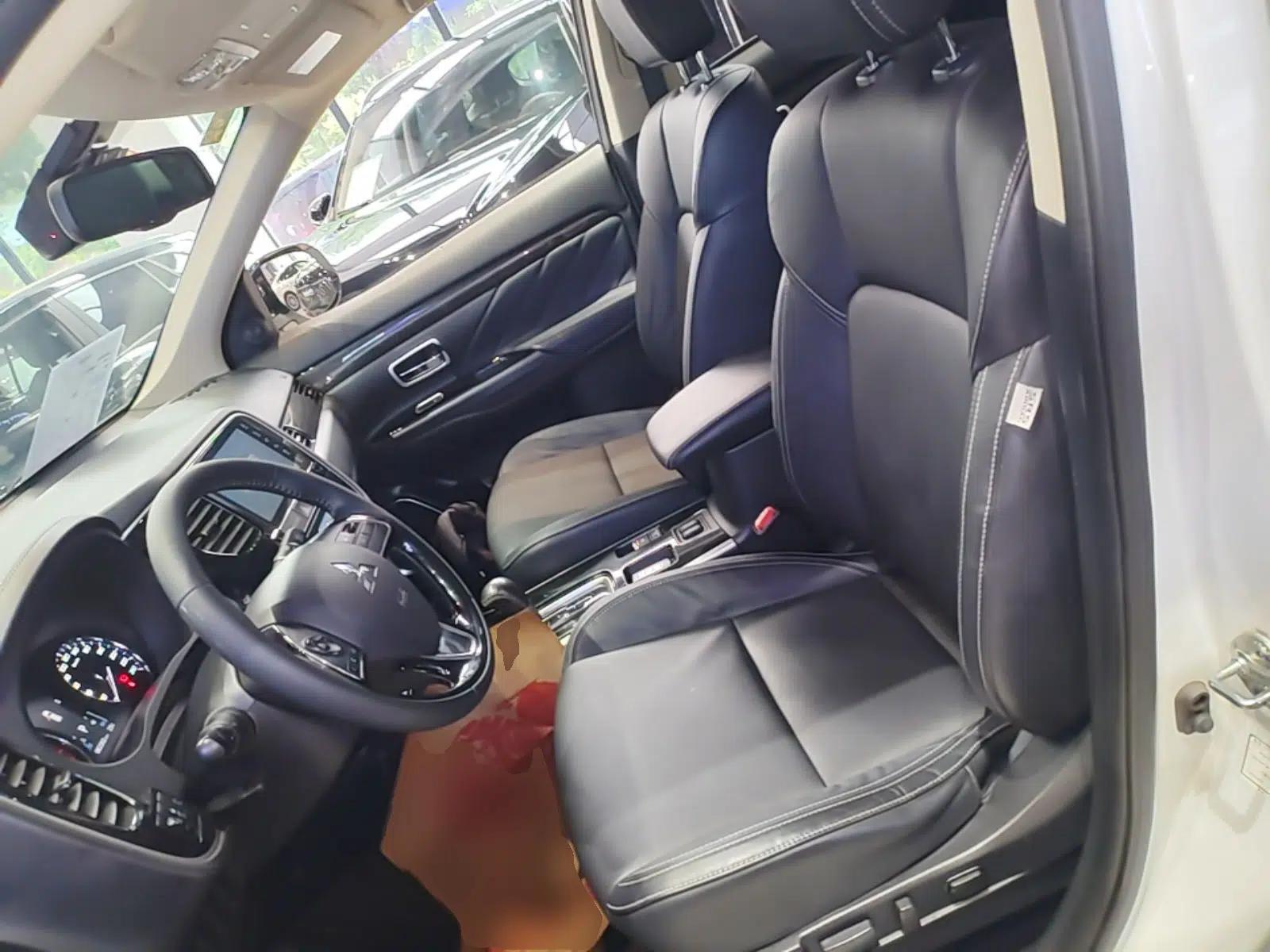Mitsubishi Outlander 2020 2.0L Two-Wheel Drive Comfort Edition 7-Seater — миниатюра 18