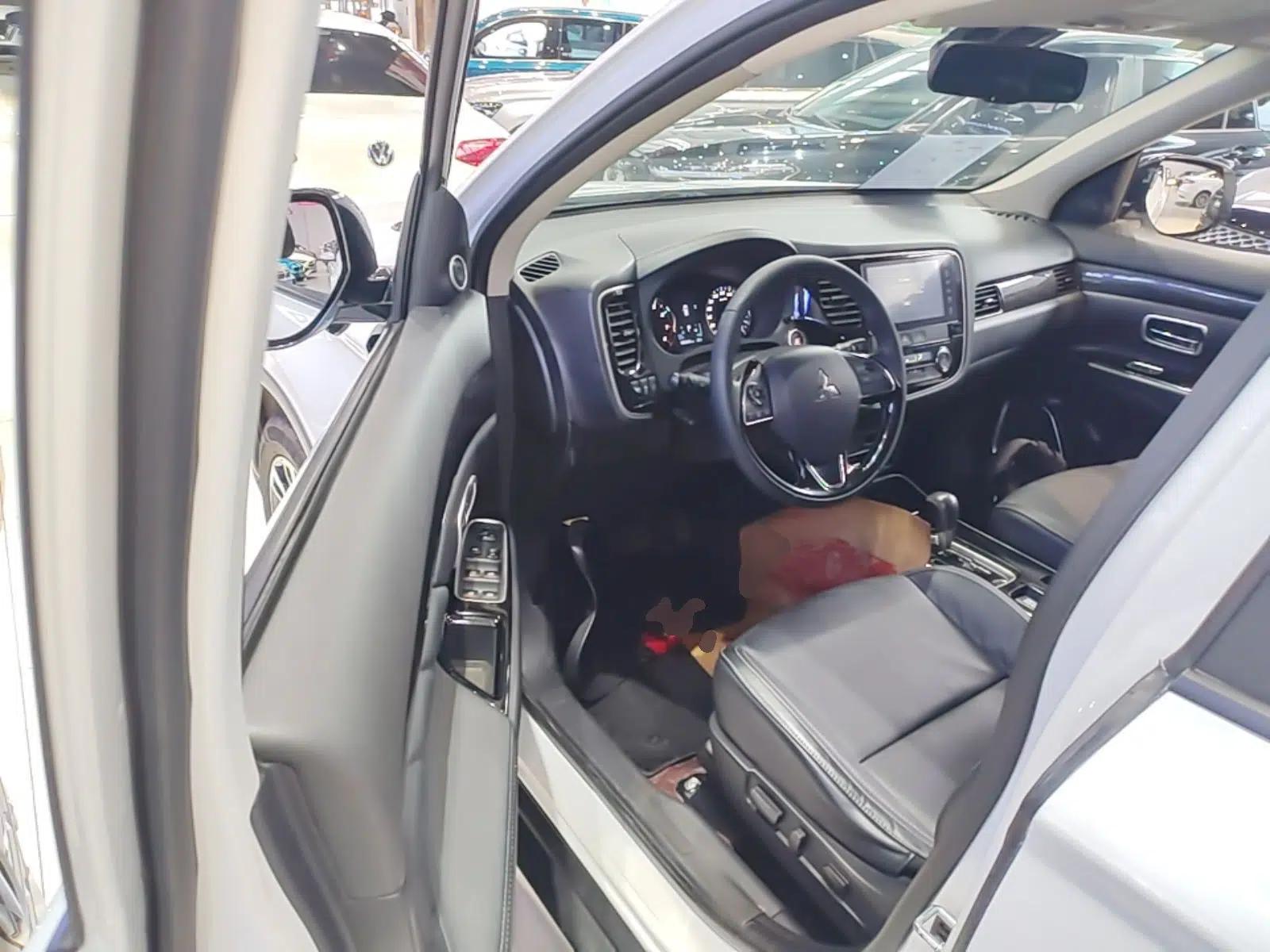 Mitsubishi Outlander 2020 2.0L Two-Wheel Drive Comfort Edition 7-Seater — миниатюра 19