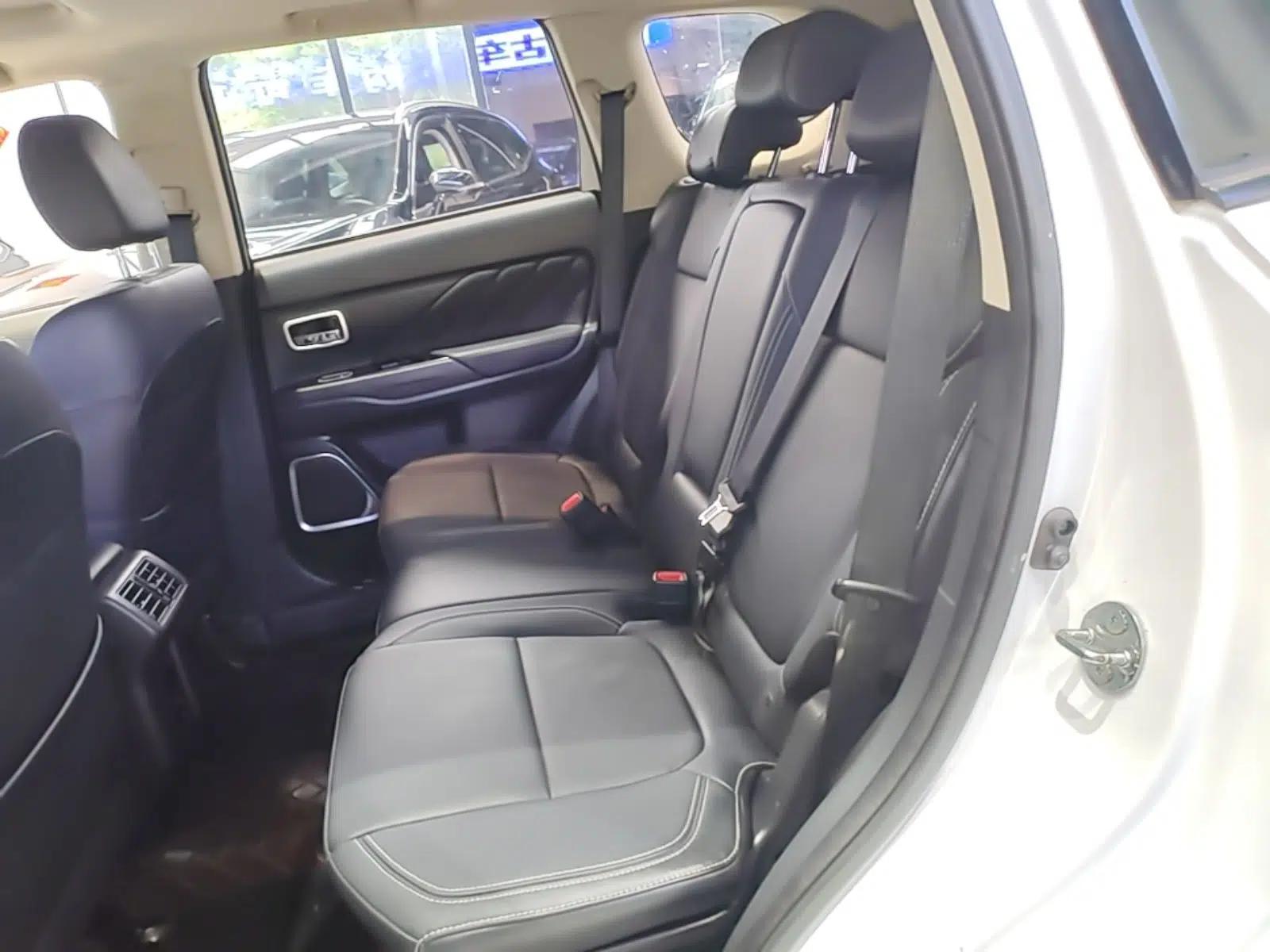 Mitsubishi Outlander 2020 2.0L Two-Wheel Drive Comfort Edition 7-Seater — миниатюра 20