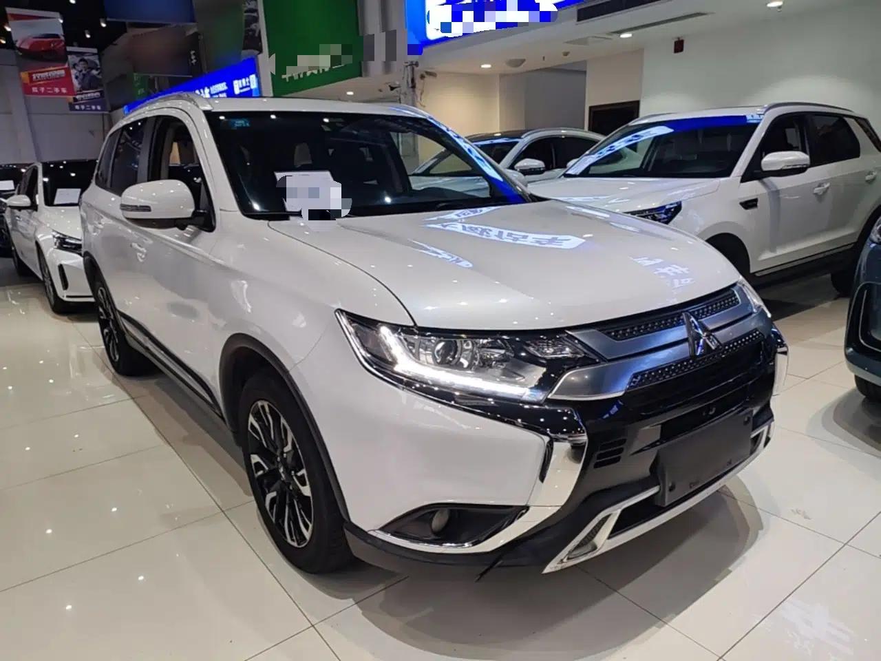 Mitsubishi Outlander 2020 2.0L Two-Wheel Drive Comfort Edition 7-Seater — миниатюра 3
