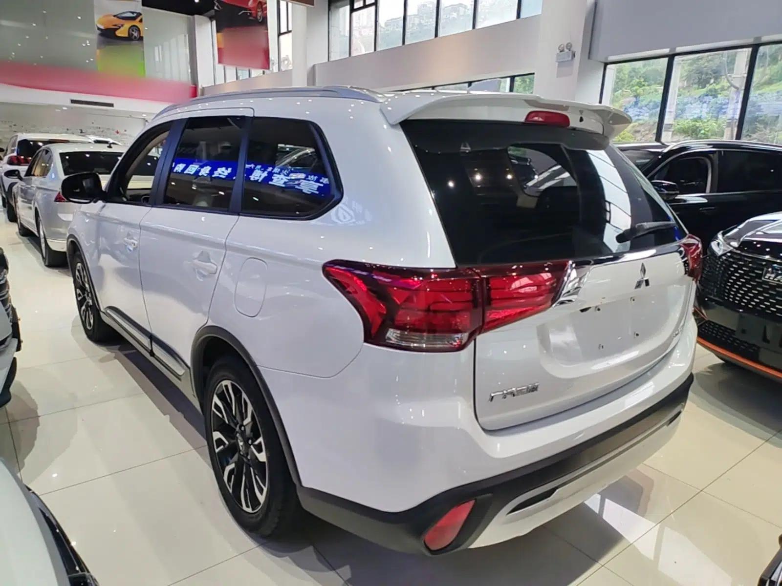 Mitsubishi Outlander 2020 2.0L Two-Wheel Drive Comfort Edition 7-Seater — миниатюра 4