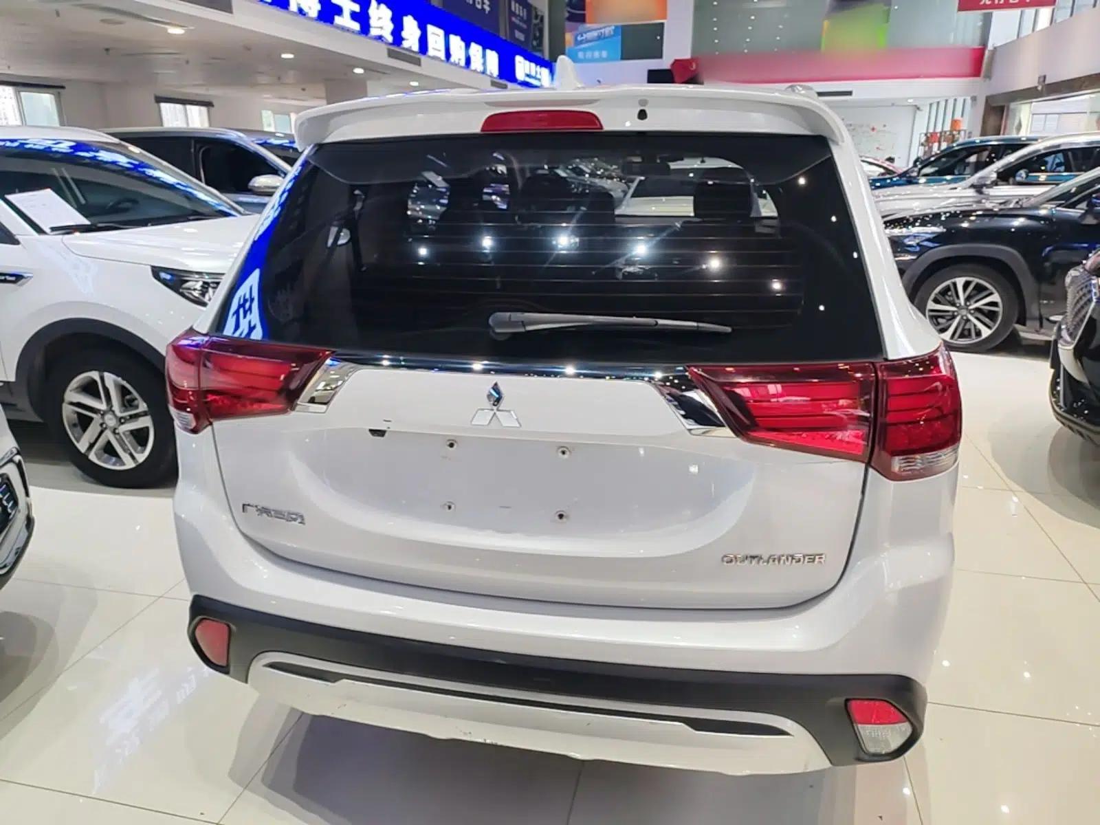 Mitsubishi Outlander 2020 2.0L Two-Wheel Drive Comfort Edition 7-Seater — миниатюра 5