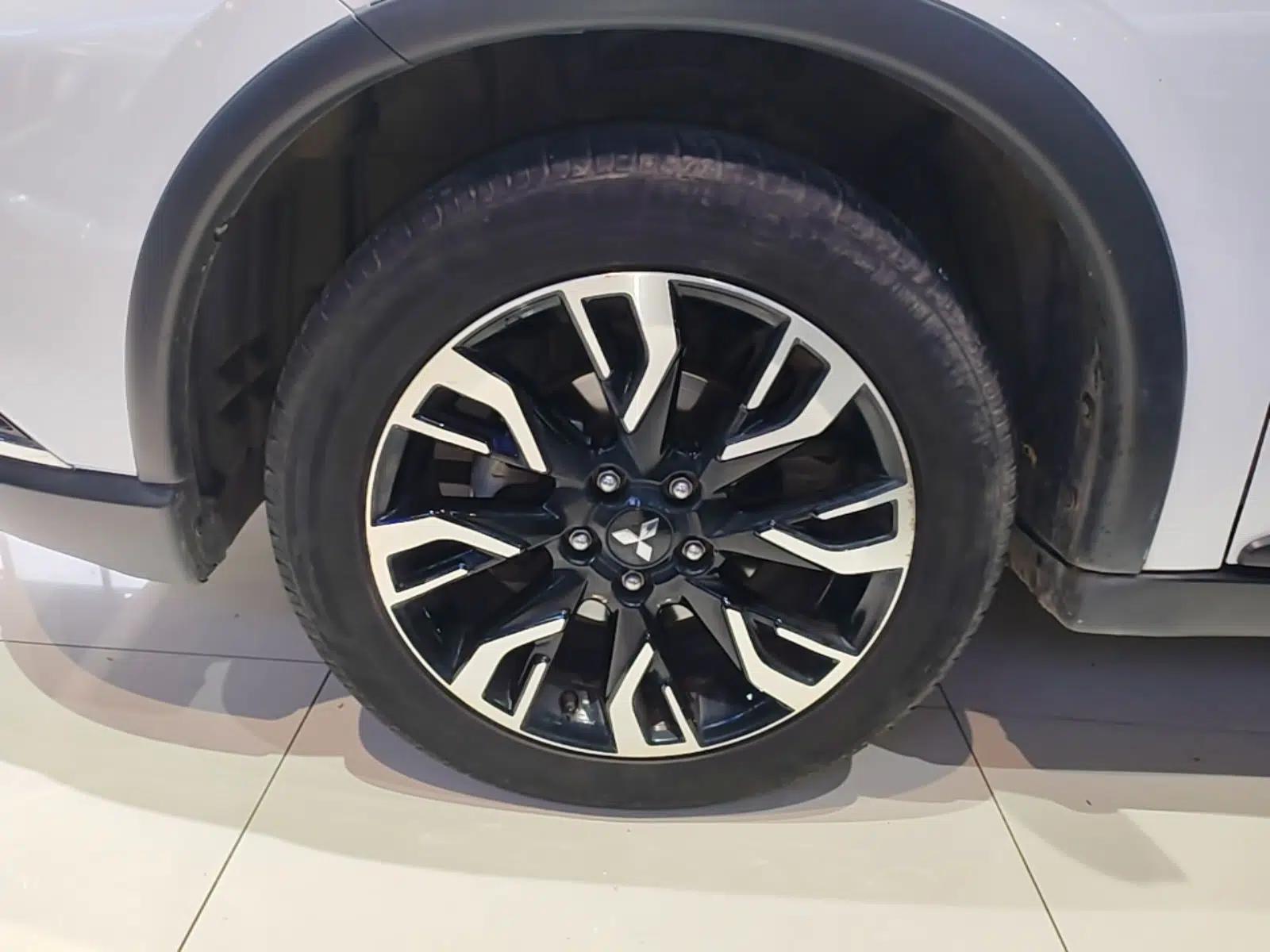 Mitsubishi Outlander 2020 2.0L Two-Wheel Drive Comfort Edition 7-Seater — миниатюра 8