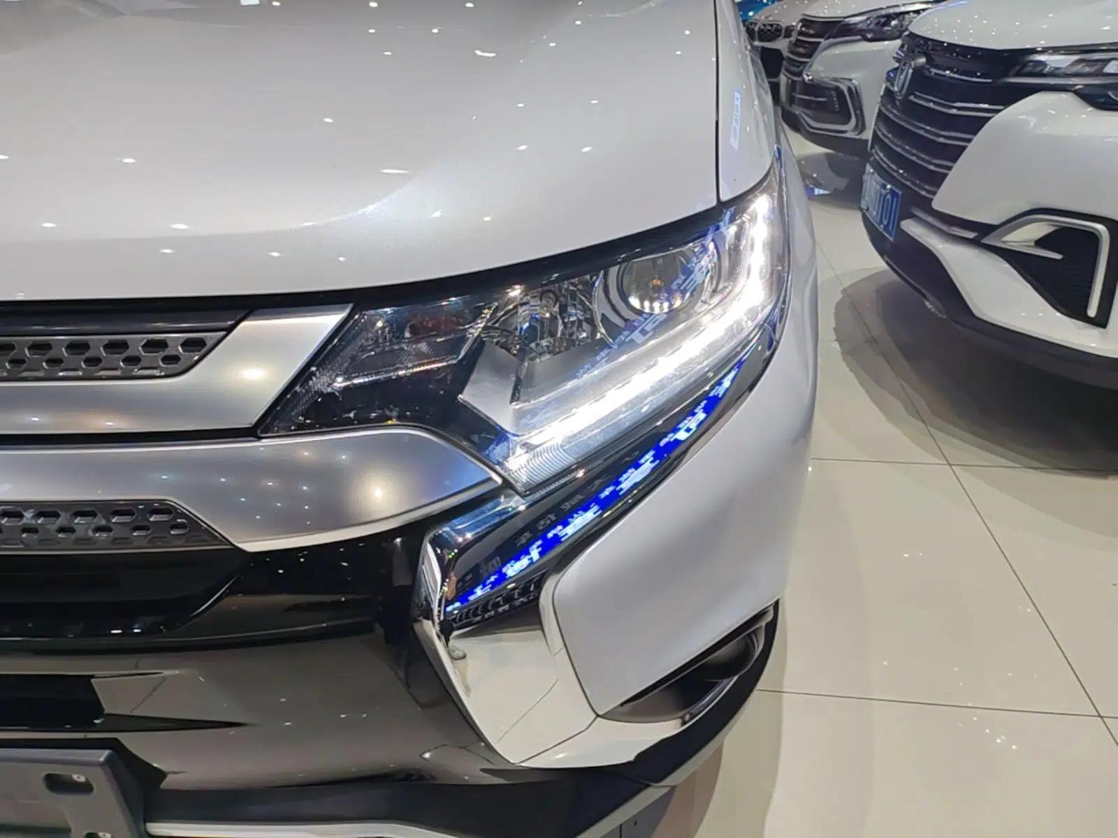 Mitsubishi Outlander 2020 2.0L Two-Wheel Drive Comfort Edition 7-Seater — миниатюра 9