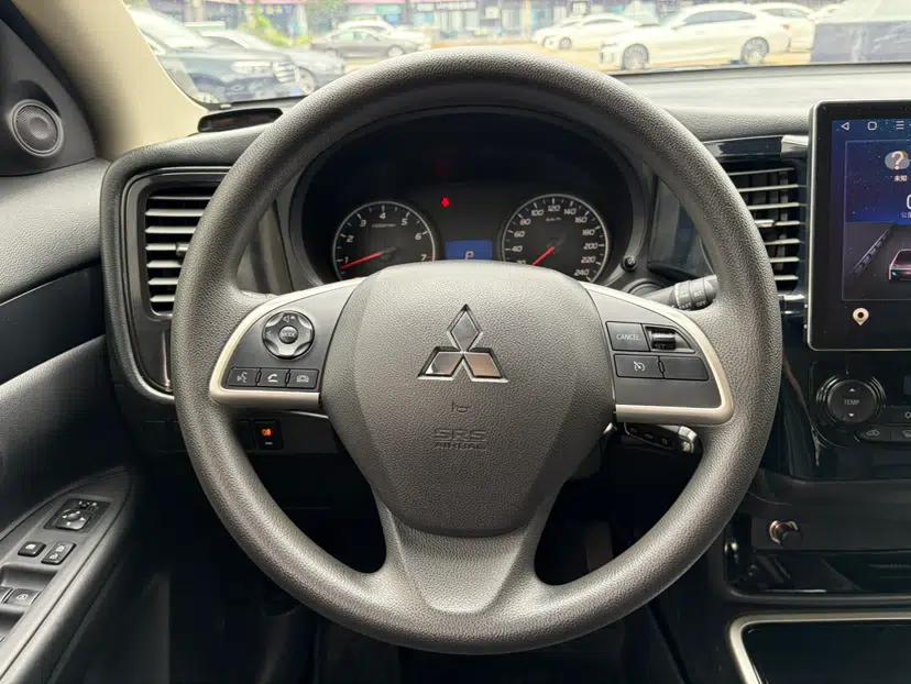 Mitsubishi Outlander 2020 2.0L Two-Wheel Drive Comfort Edition 5 Seats — миниатюра 12