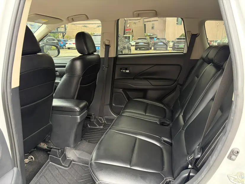 Mitsubishi Outlander 2020 2.0L Two-Wheel Drive Comfort Edition 5 Seats — миниатюра 20