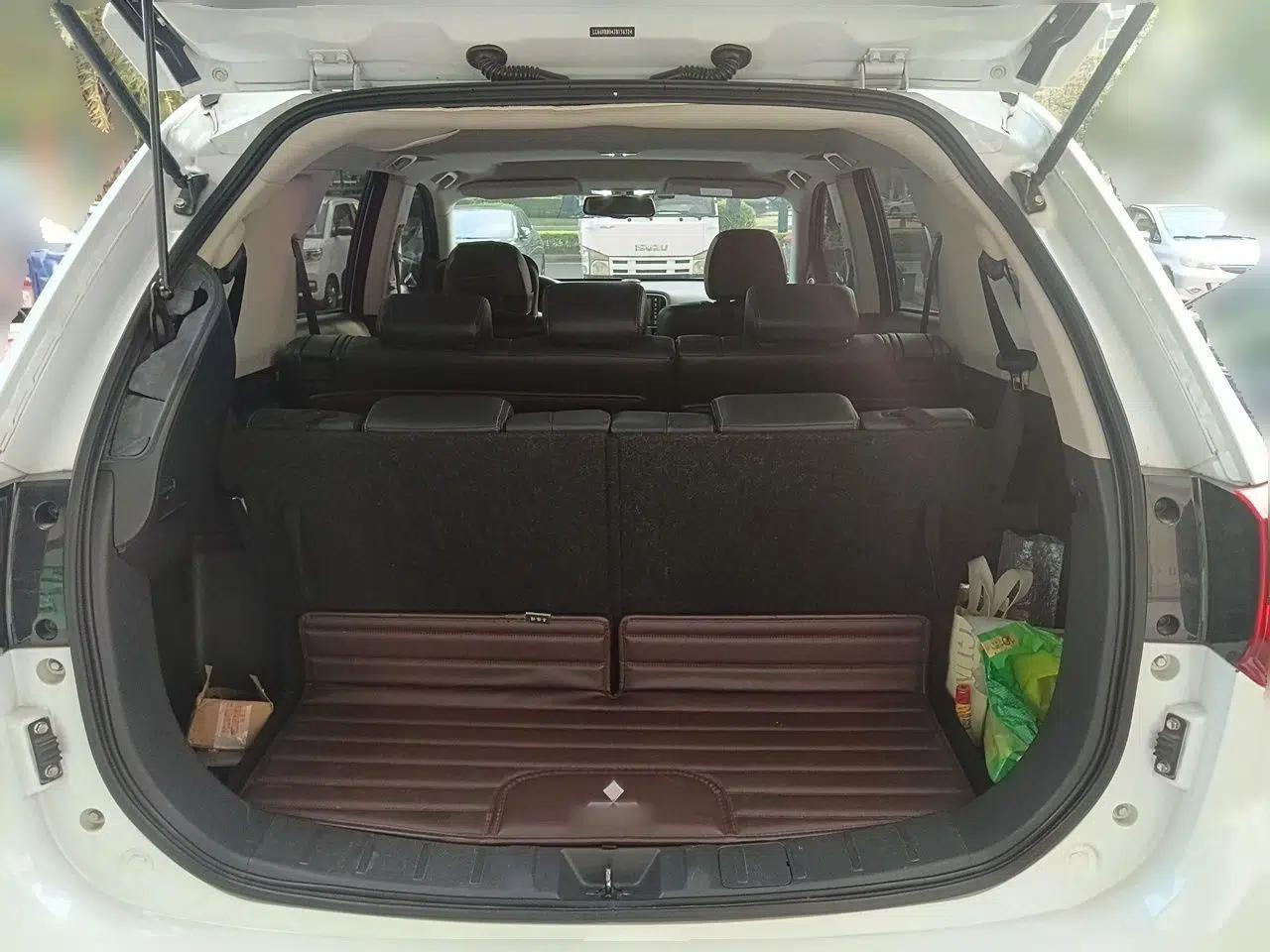 Mitsubishi Outlander 2019 2.4L 4x4 Zhi Xiang Edition 7 Seats China VI Standard — миниатюра 16