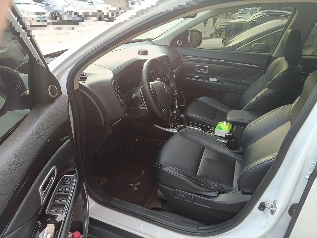 Mitsubishi Outlander 2019 2.4L 4x4 Zhi Xiang Edition 7 Seats China VI Standard — миниатюра 19