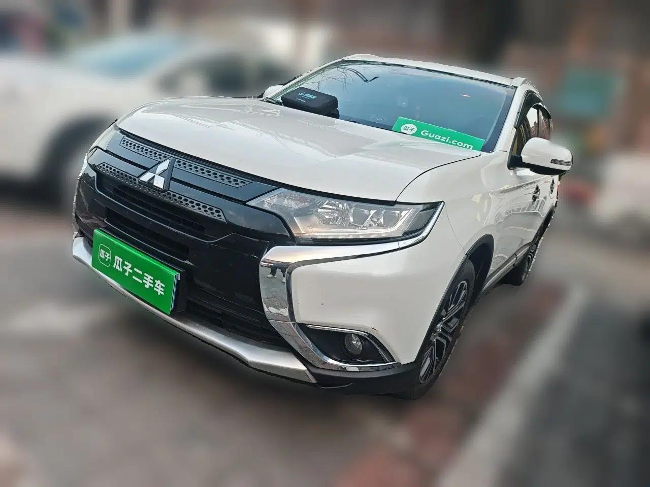 Mitsubishi Outlander 2018 2.4L 4x4 Elite Edition 5 Seats — миниатюра 1
