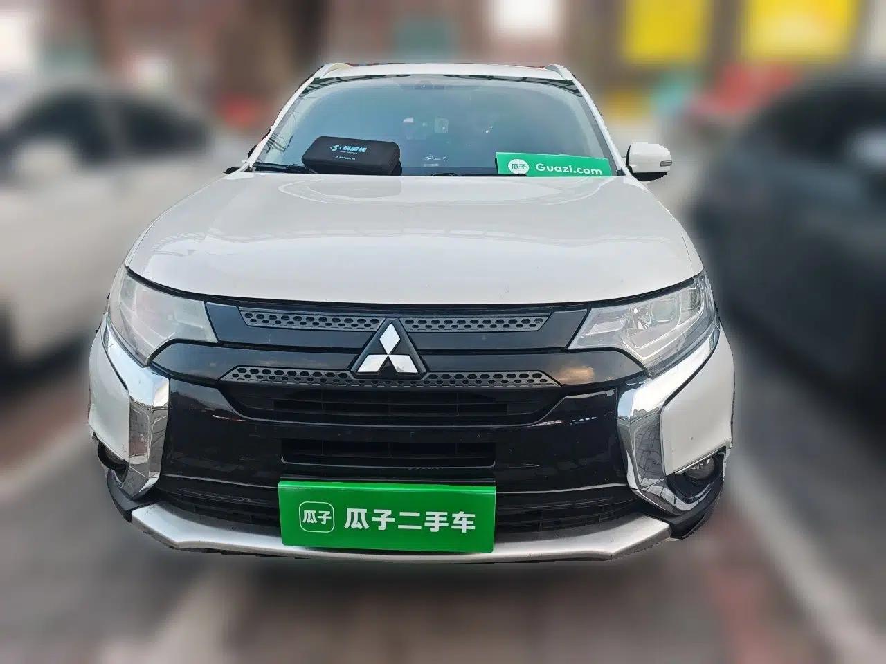 Mitsubishi Outlander 2018 2.4L 4x4 Elite Edition 5 Seats — миниатюра 2