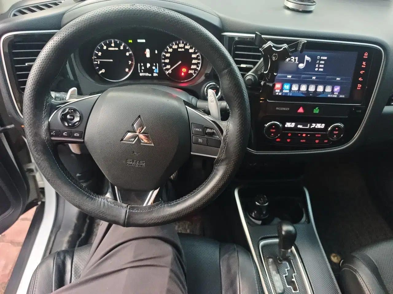 Mitsubishi Outlander 2018 2.4L 4x4 Elite Edition 5 Seats — миниатюра 11