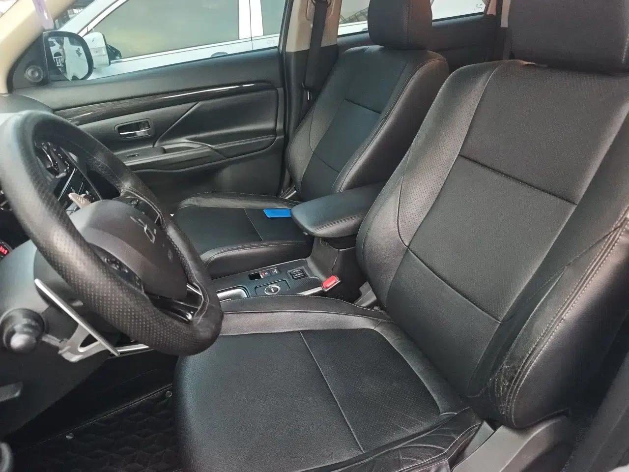 Mitsubishi Outlander 2018 2.4L 4x4 Elite Edition 5 Seats — миниатюра 16
