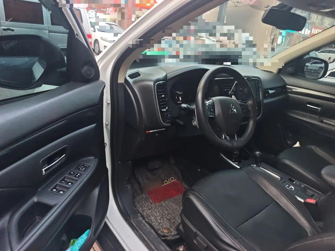 Mitsubishi Outlander 2018 2.4L 4x4 Elite Edition 5 Seats — миниатюра 17