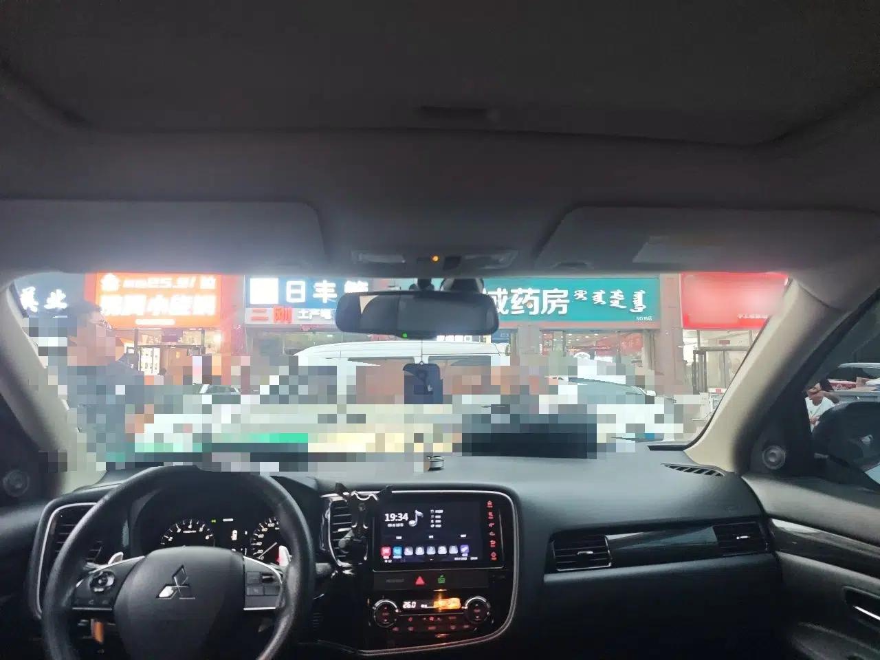 Mitsubishi Outlander 2018 2.4L 4x4 Elite Edition 5 Seats — миниатюра 19