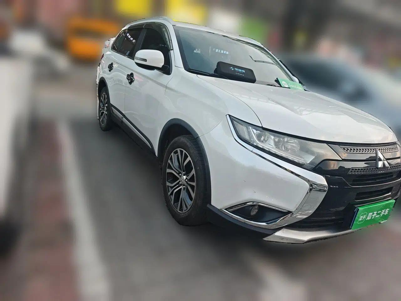 Mitsubishi Outlander 2018 2.4L 4x4 Elite Edition 5 Seats — миниатюра 3