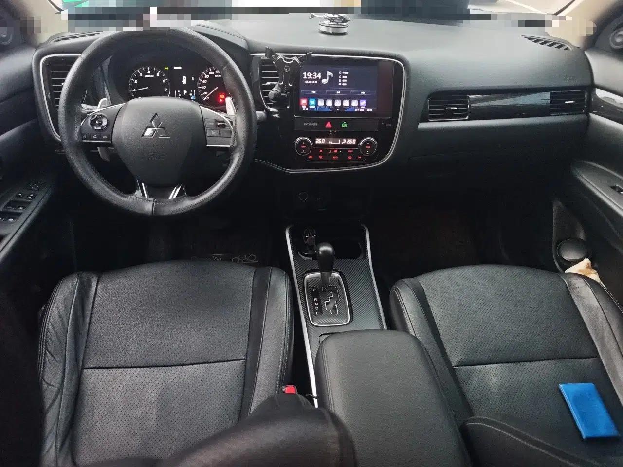 Mitsubishi Outlander 2018 2.4L 4x4 Elite Edition 5 Seats — миниатюра 10