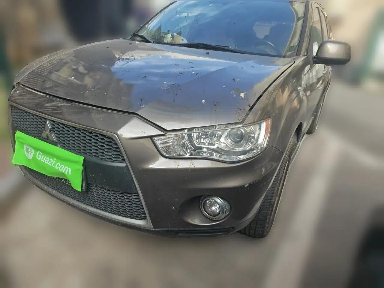 Mitsubishi Outlander 2012 Kicks 2.4 Fashion Navigation Edition — миниатюра 1