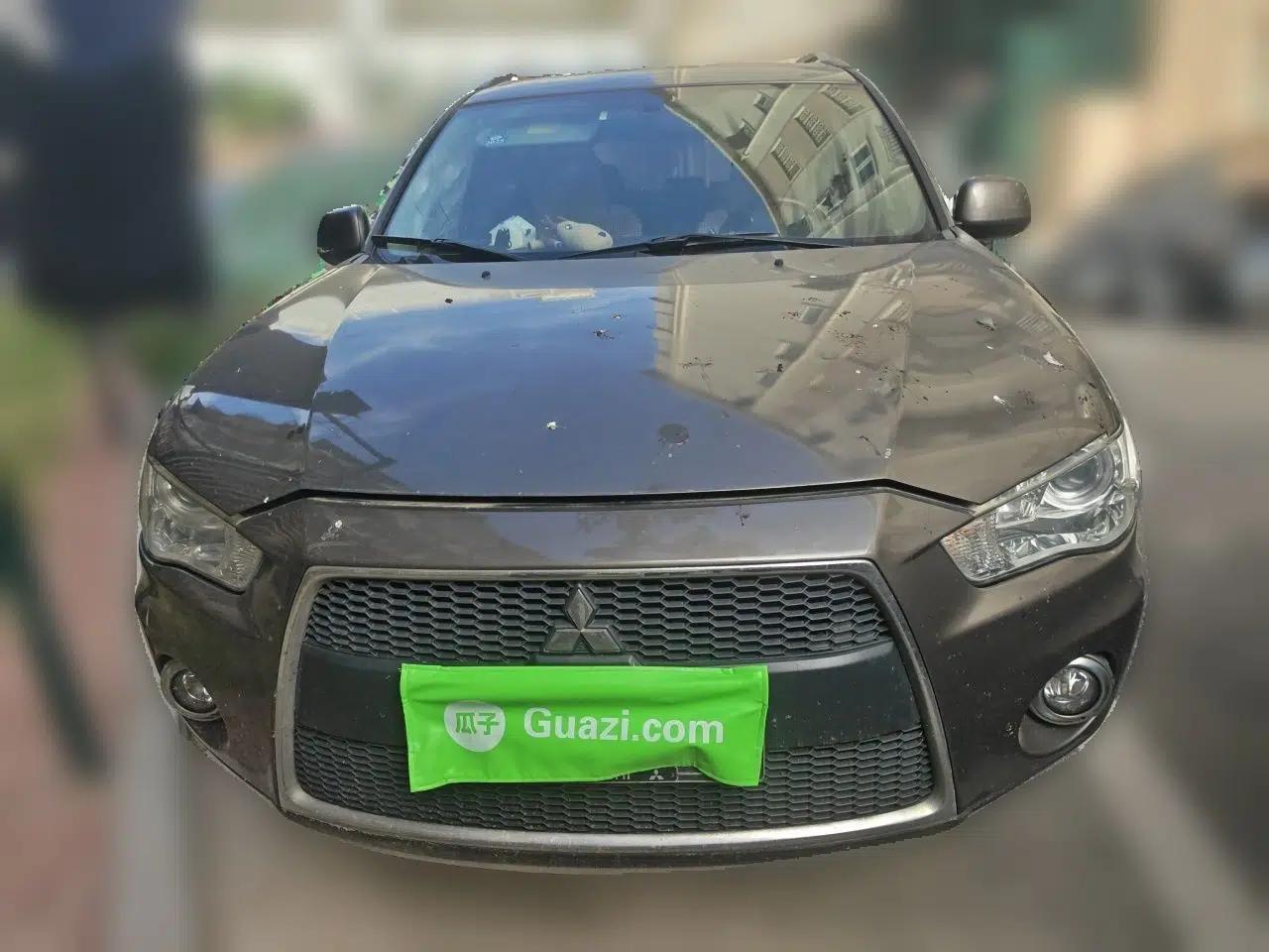 Mitsubishi Outlander 2012 Kicks 2.4 Fashion Navigation Edition — миниатюра 2