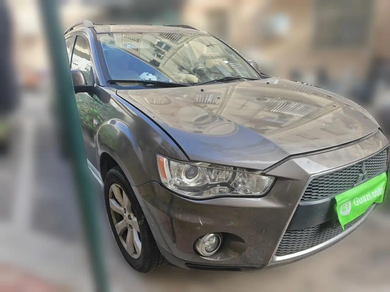 Mitsubishi Outlander 2012 Kicks 2.4 Fashion Navigation Edition — миниатюра 3