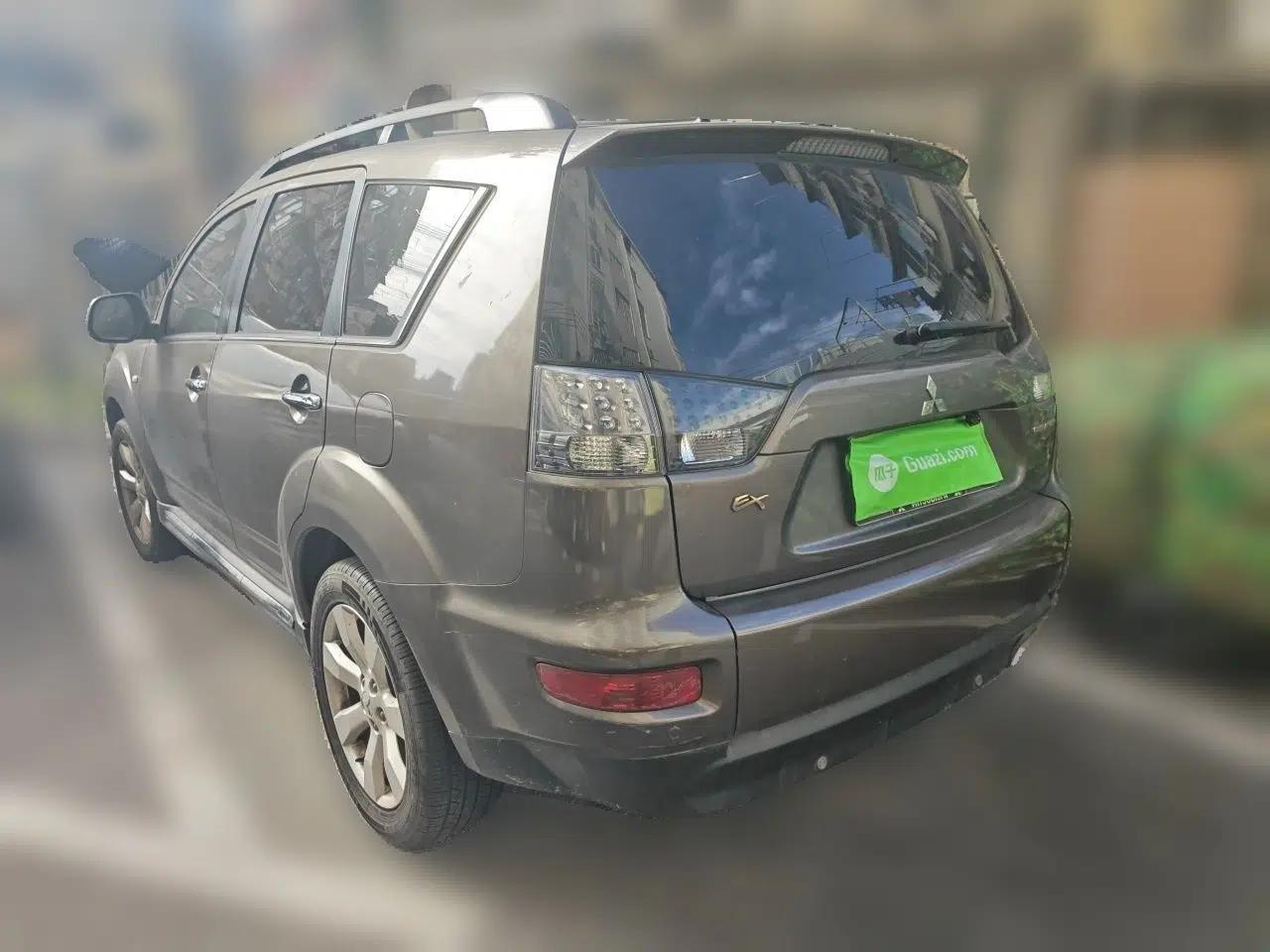 Mitsubishi Outlander 2012 Kicks 2.4 Fashion Navigation Edition — миниатюра 4