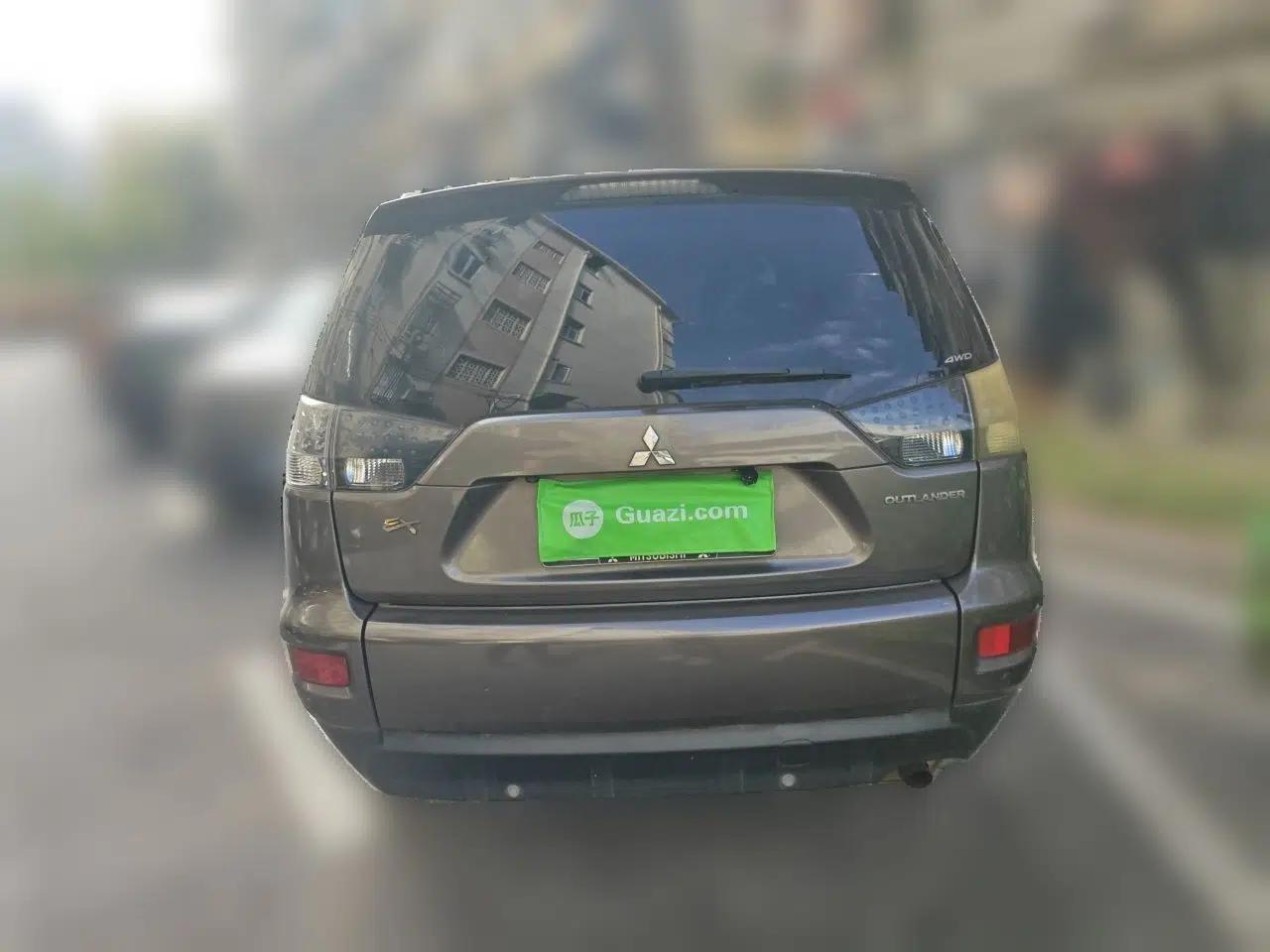 Mitsubishi Outlander 2012 Kicks 2.4 Fashion Navigation Edition — миниатюра 5