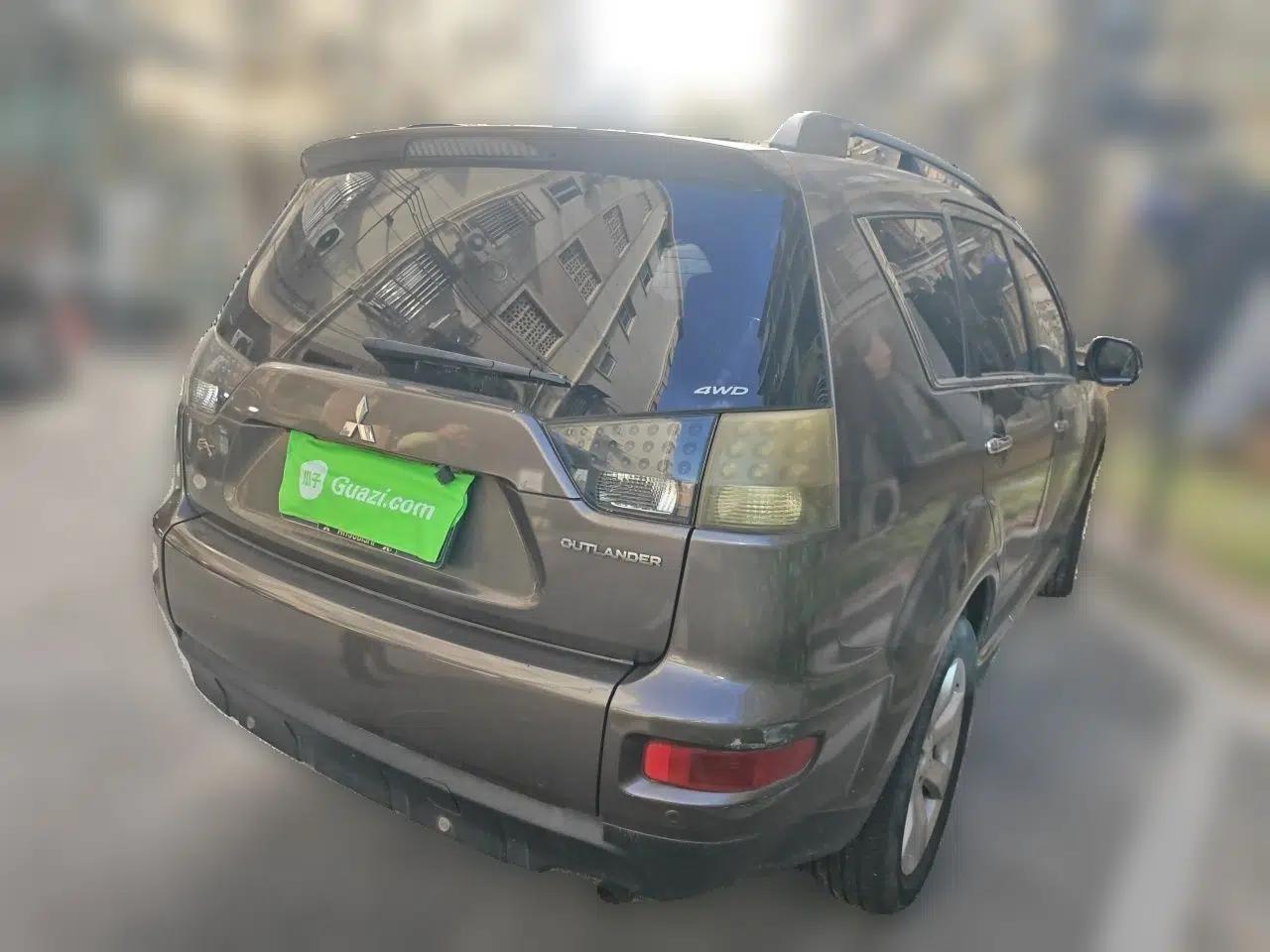Mitsubishi Outlander 2012 Kicks 2.4 Fashion Navigation Edition — миниатюра 6