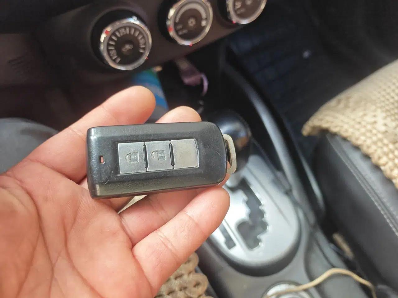 Mitsubishi Outlander 2012 Kicks 2.4 Fashion Navigation Edition — миниатюра 9