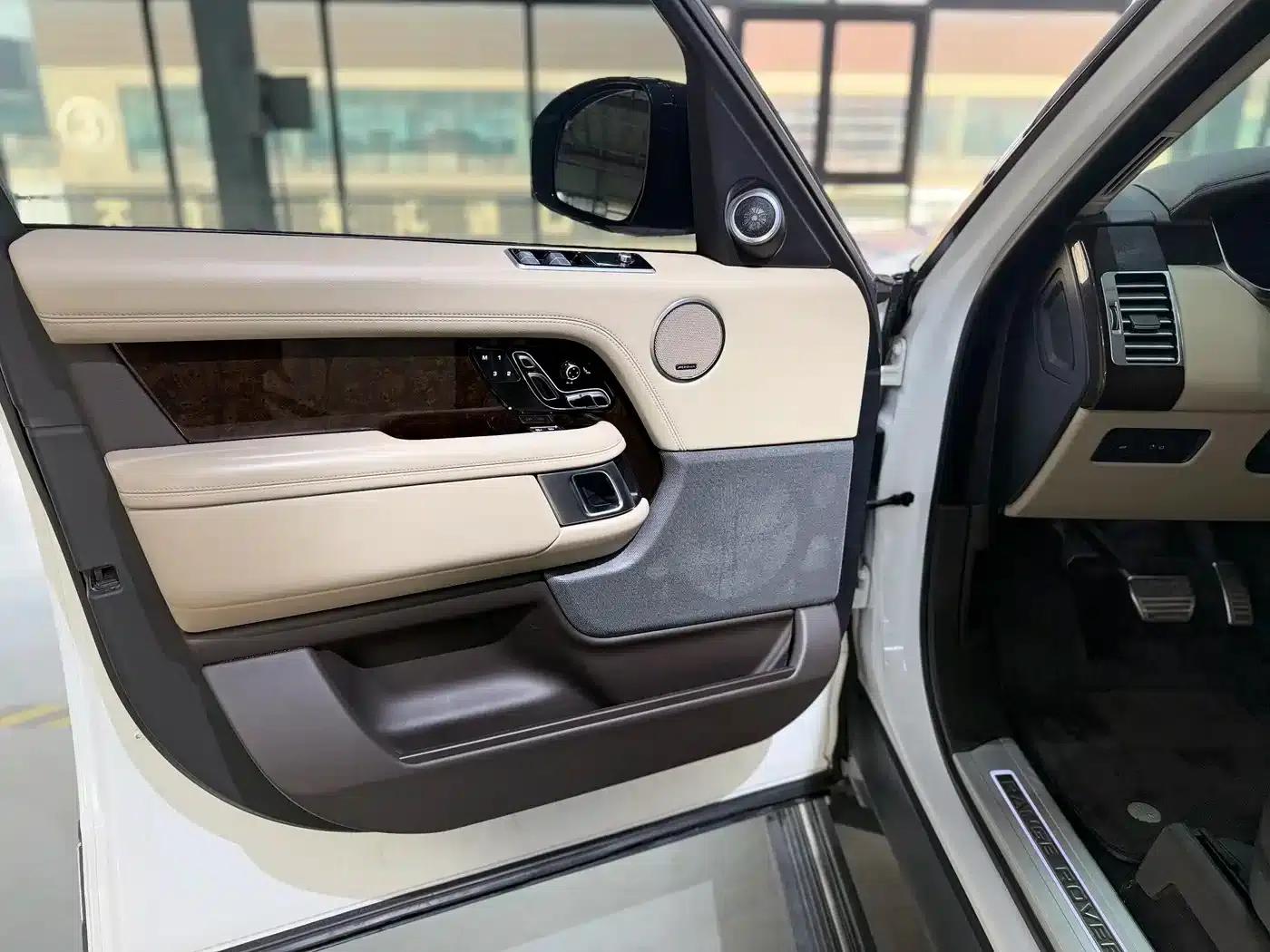 Range Rover 2022 3.0 L6 400PS Legendary Extended Classic Edition — миниатюра 16